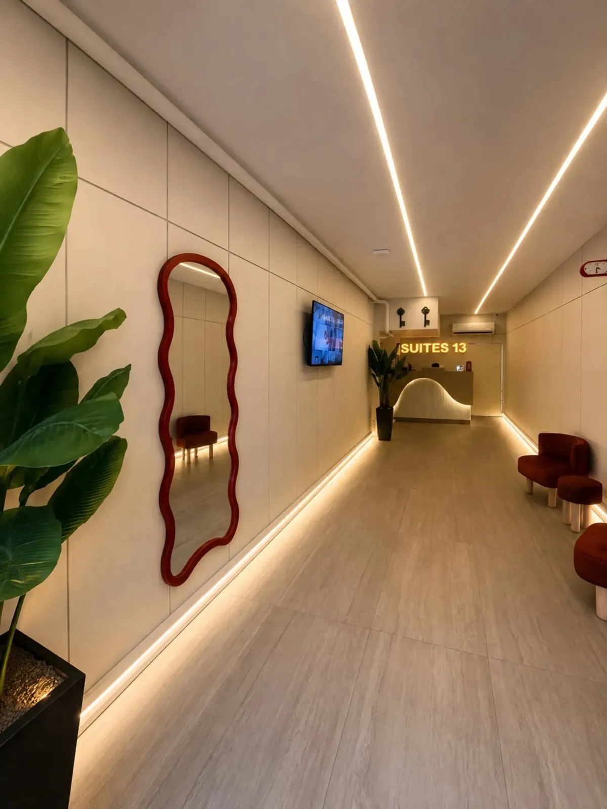 Aydınlatmalı otel koridoru ve ayna