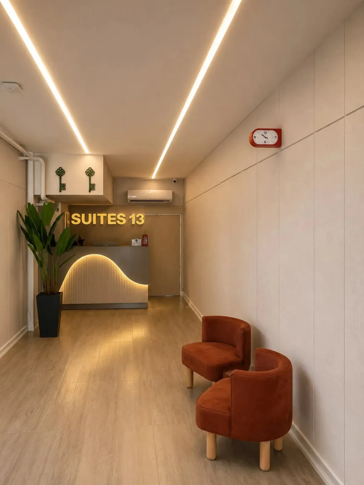 Otel lobisi: koltuk, bitkiler ve aydınlatma